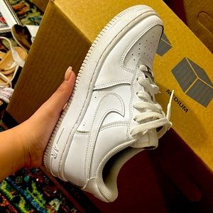 White forces boys size 5Y